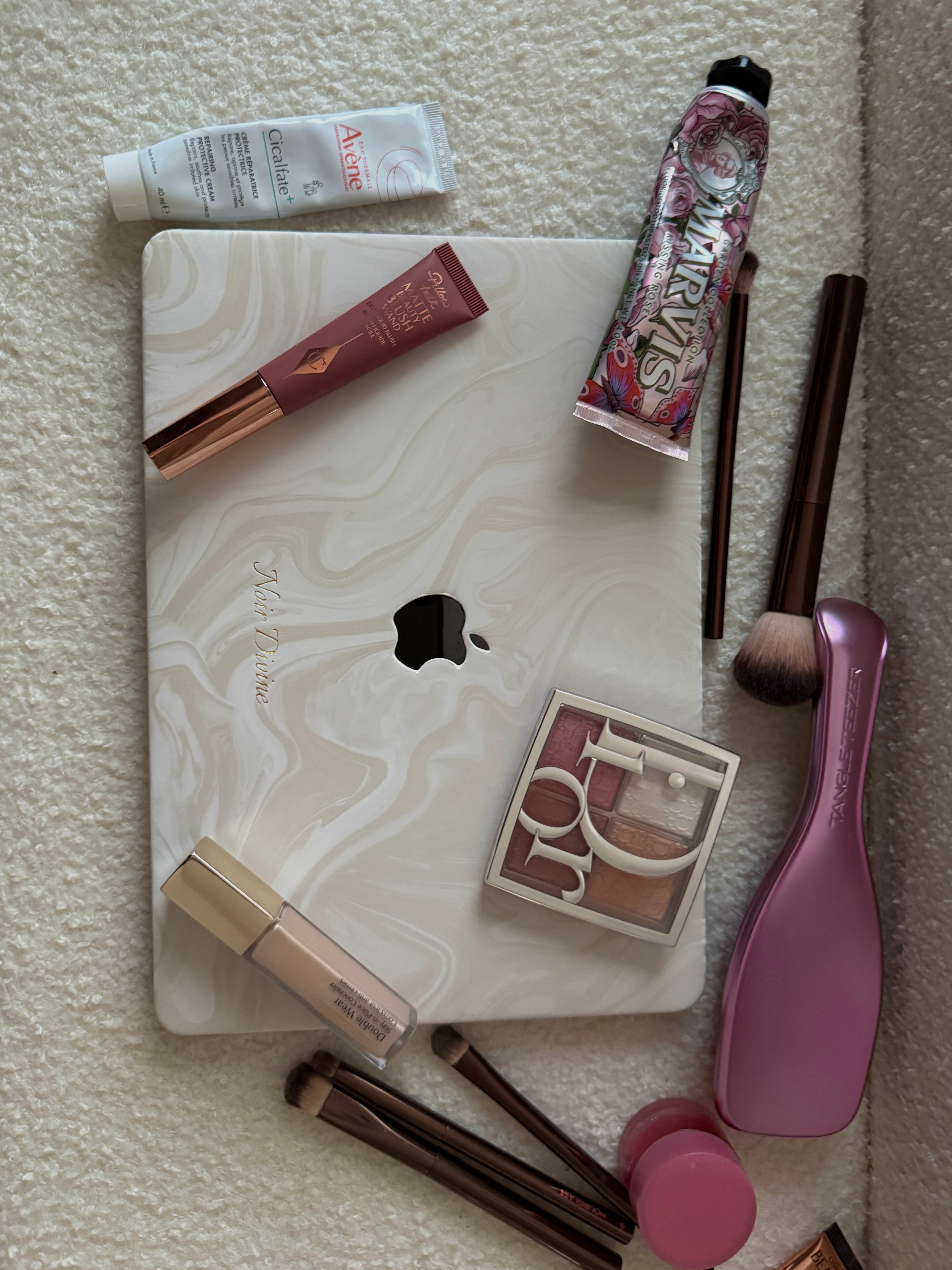 WHITE SWIRL LAPTOP CASE