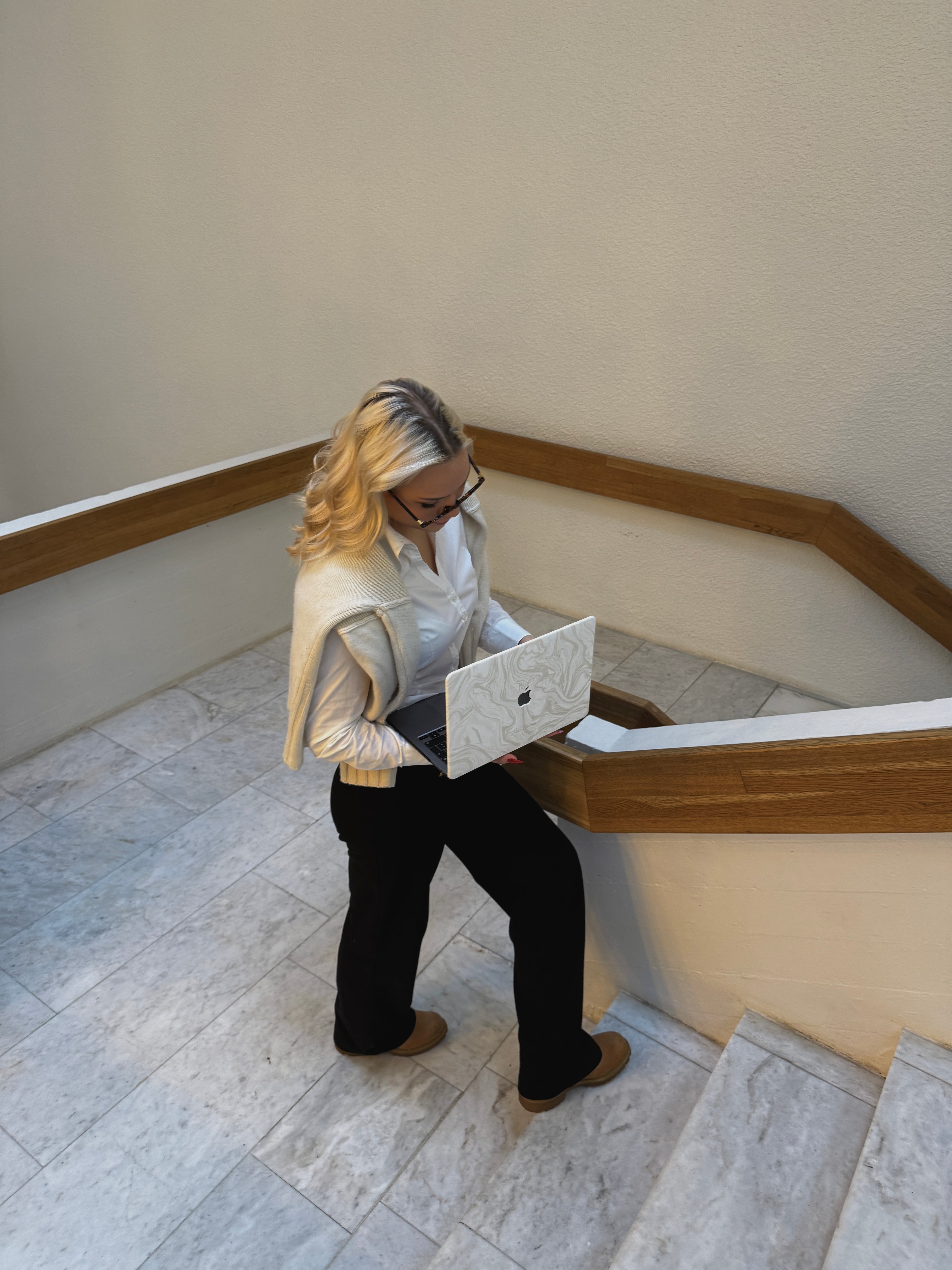 WHITE SWIRL LAPTOP CASE