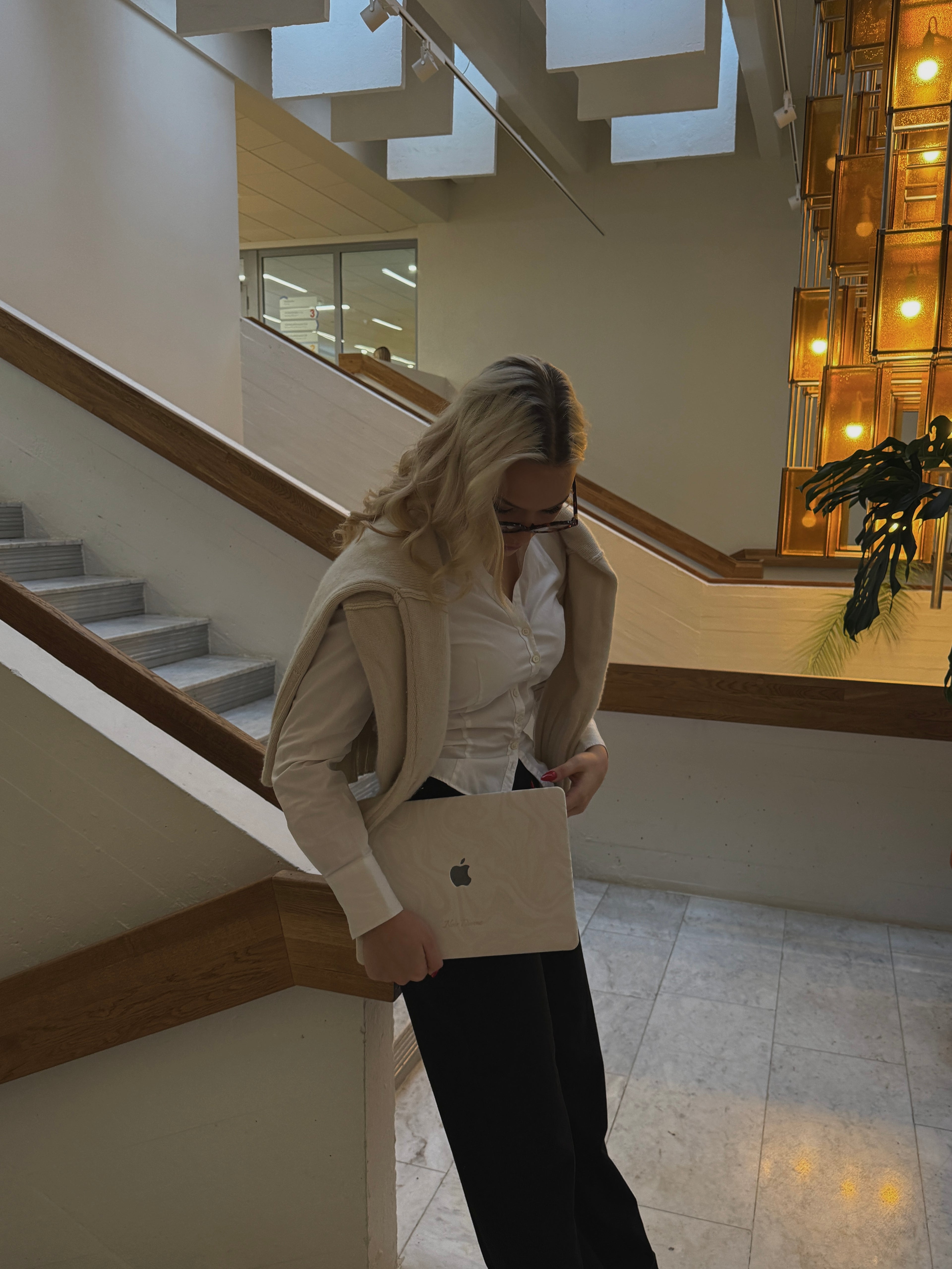 WHITE SWIRL LAPTOP CASE