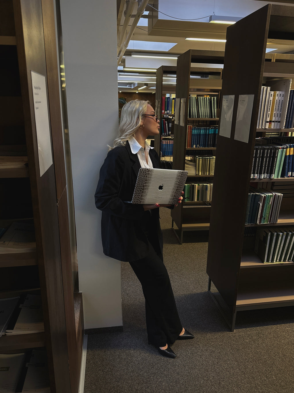 BROWN CROCO GRADIENT LAPTOP CASE